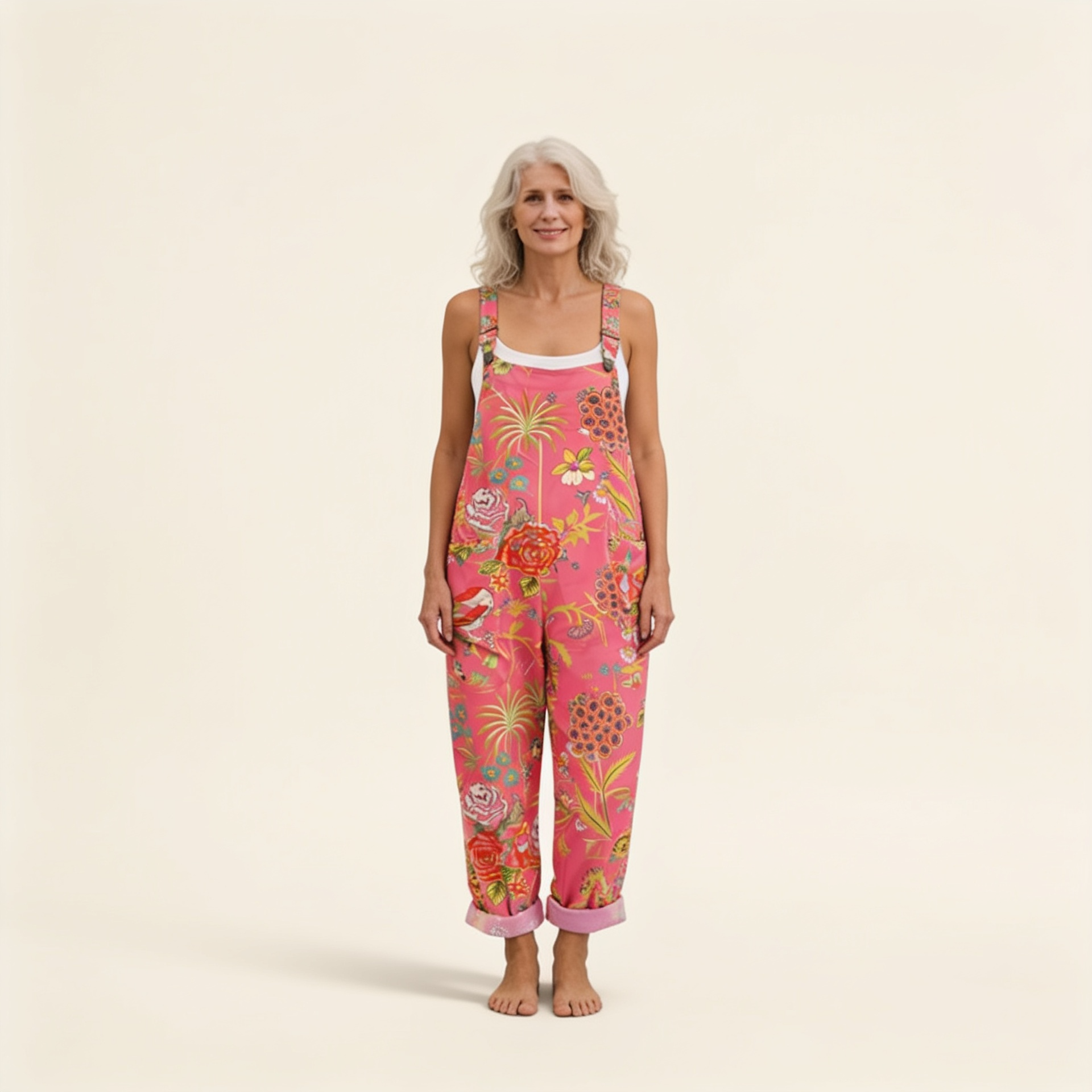 Hilde | Latzhose mit strahlenden tropischen Blumen