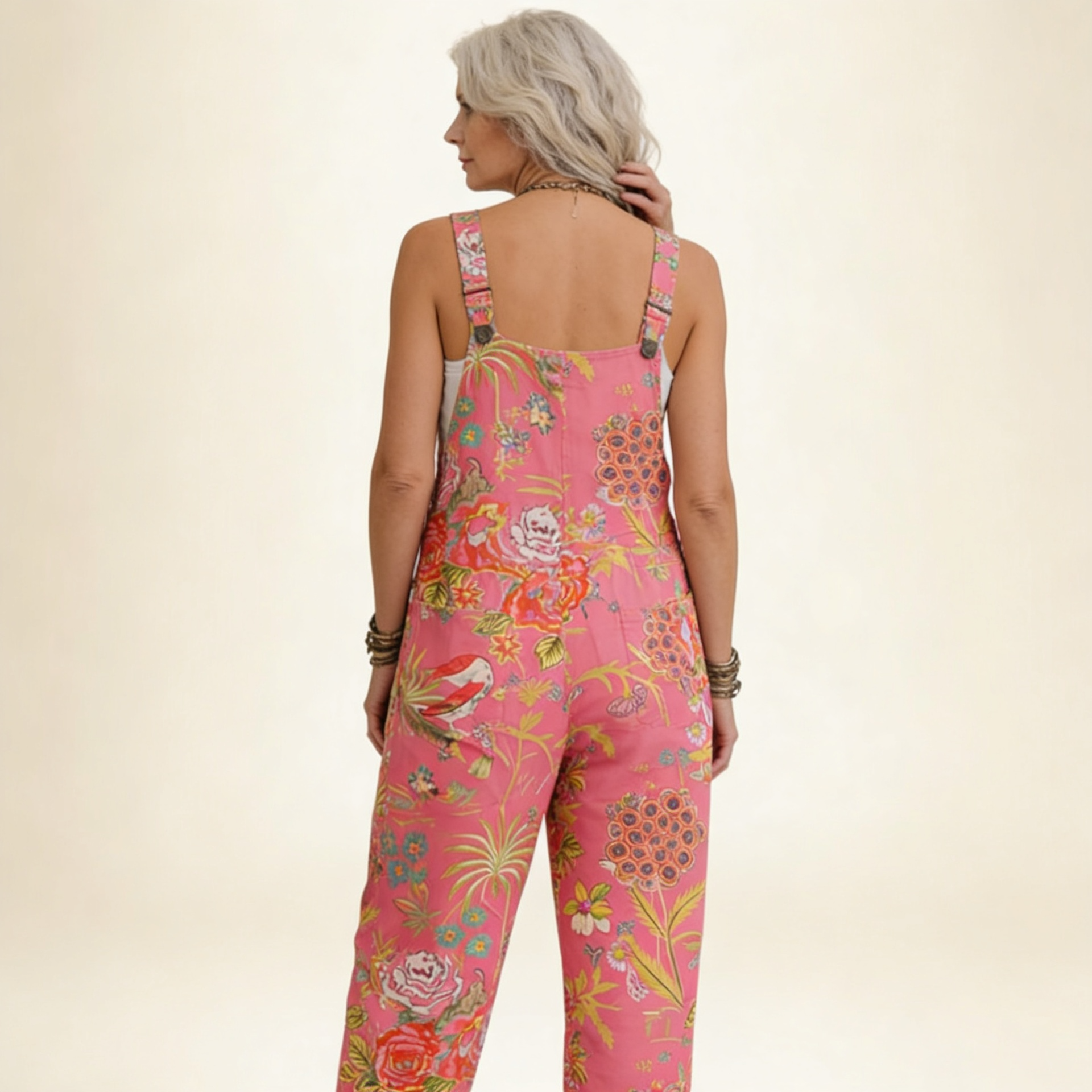 Hilde | Latzhose mit strahlenden tropischen Blumen