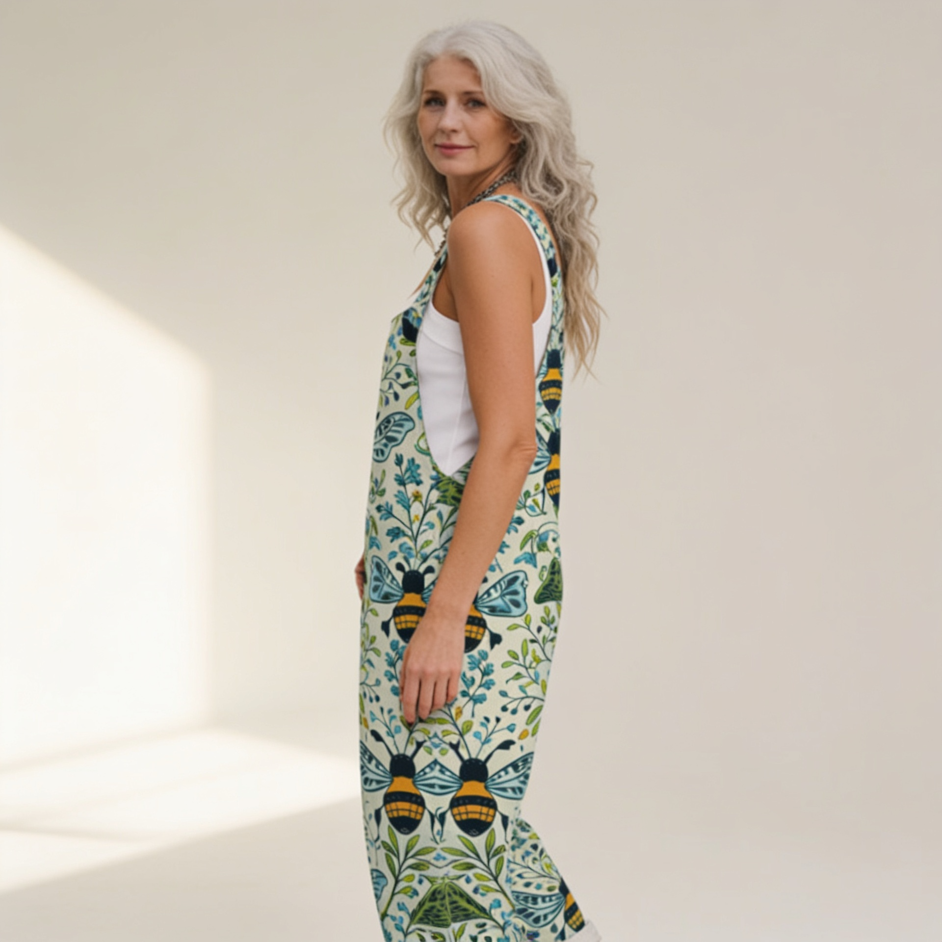 Janine | Latzhose mit botanischem Bienenmotiv