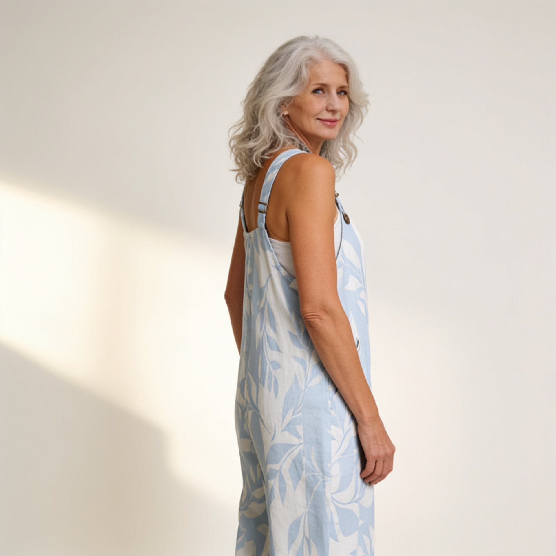 Naomi | Latzhose mit azurblauem Blattmuster