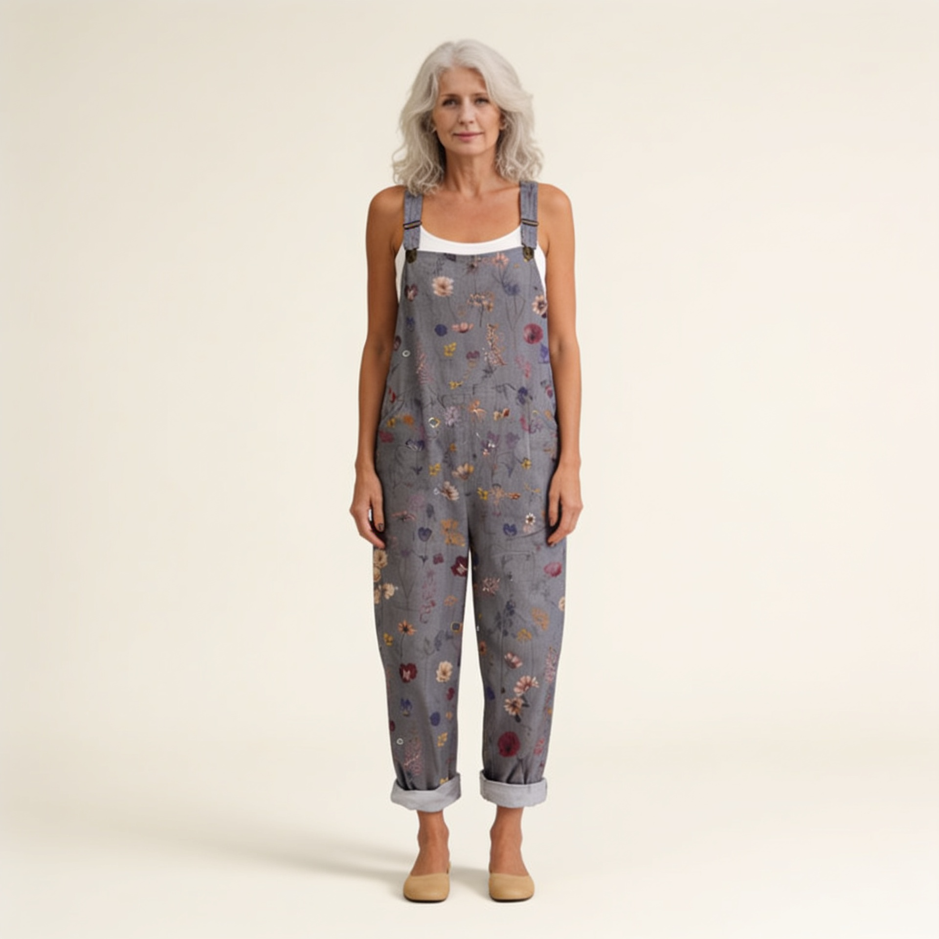 Rebecca | Latzhose mit grauen böhmischen Blumen