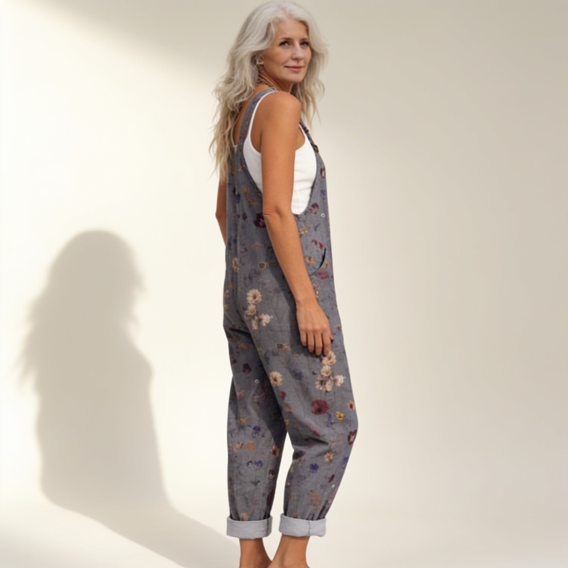 Rebecca | Latzhose mit grauen böhmischen Blumen