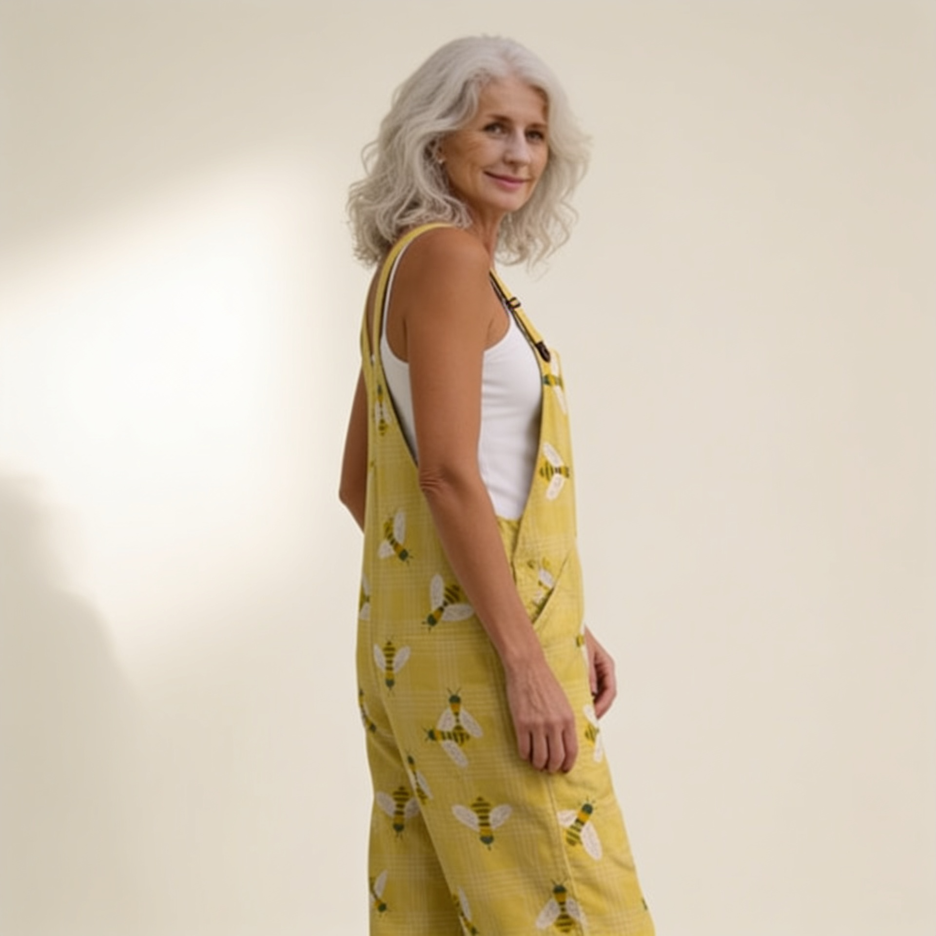 Rebecca | Latzhose mit sommerlichen Sonnen- und Bienenmotiven