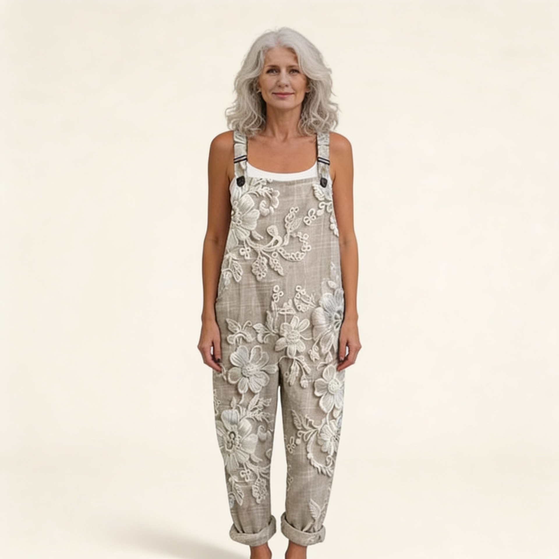 Sophie | Latzhose mit raffiniert gestickten Blumen