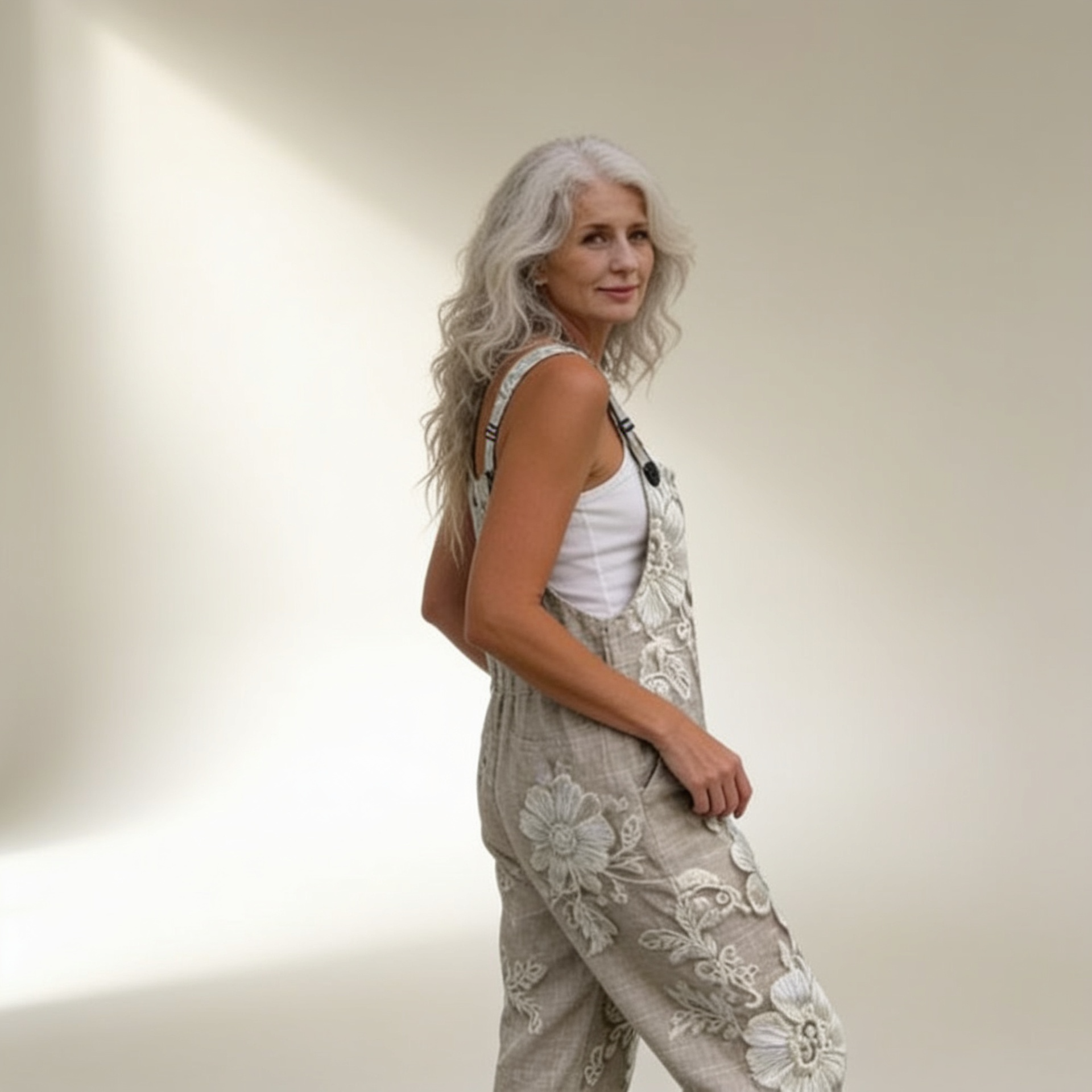 Sophie | Latzhose mit raffiniert gestickten Blumen