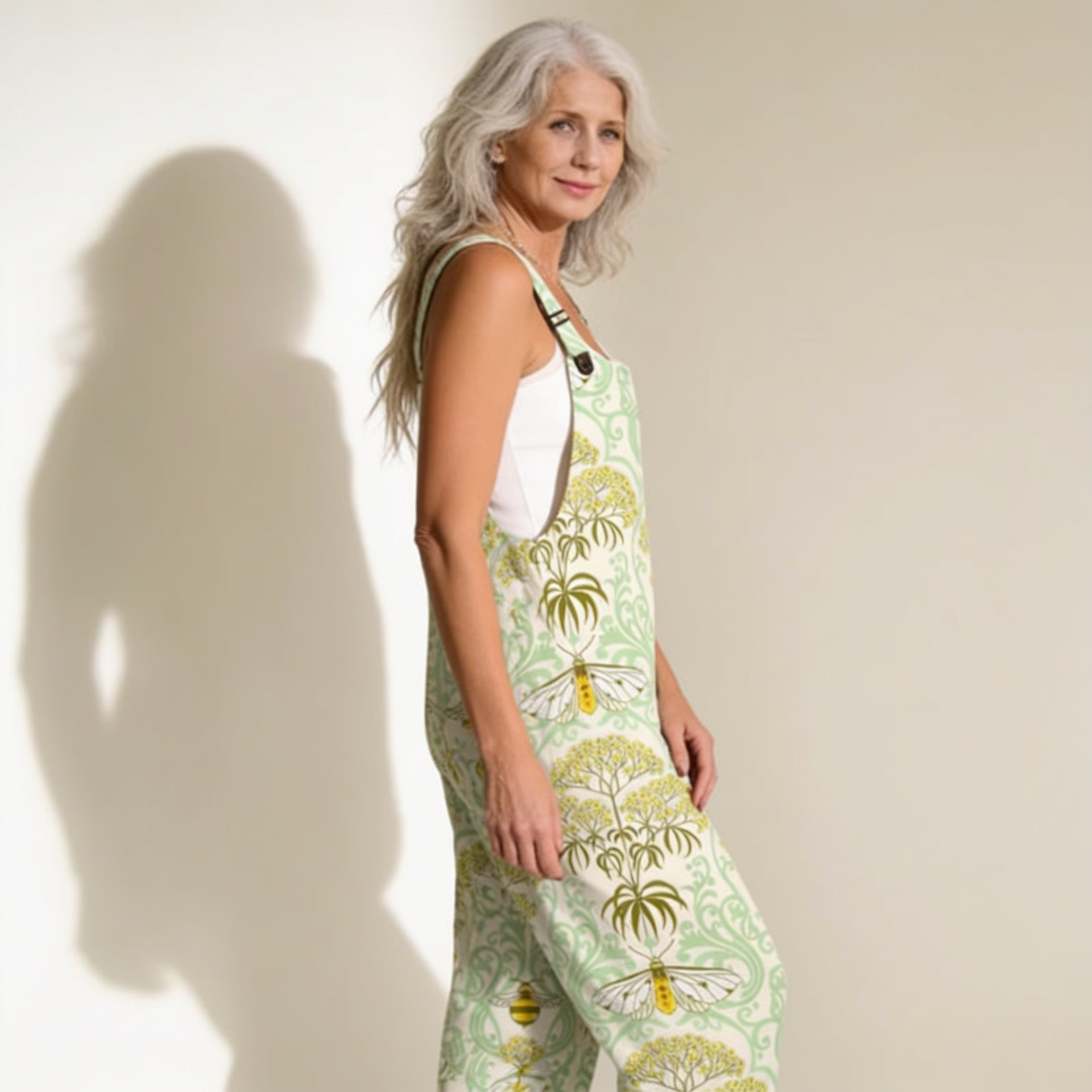 Tanja | Latzhose mit harmonischem Blumenmuster