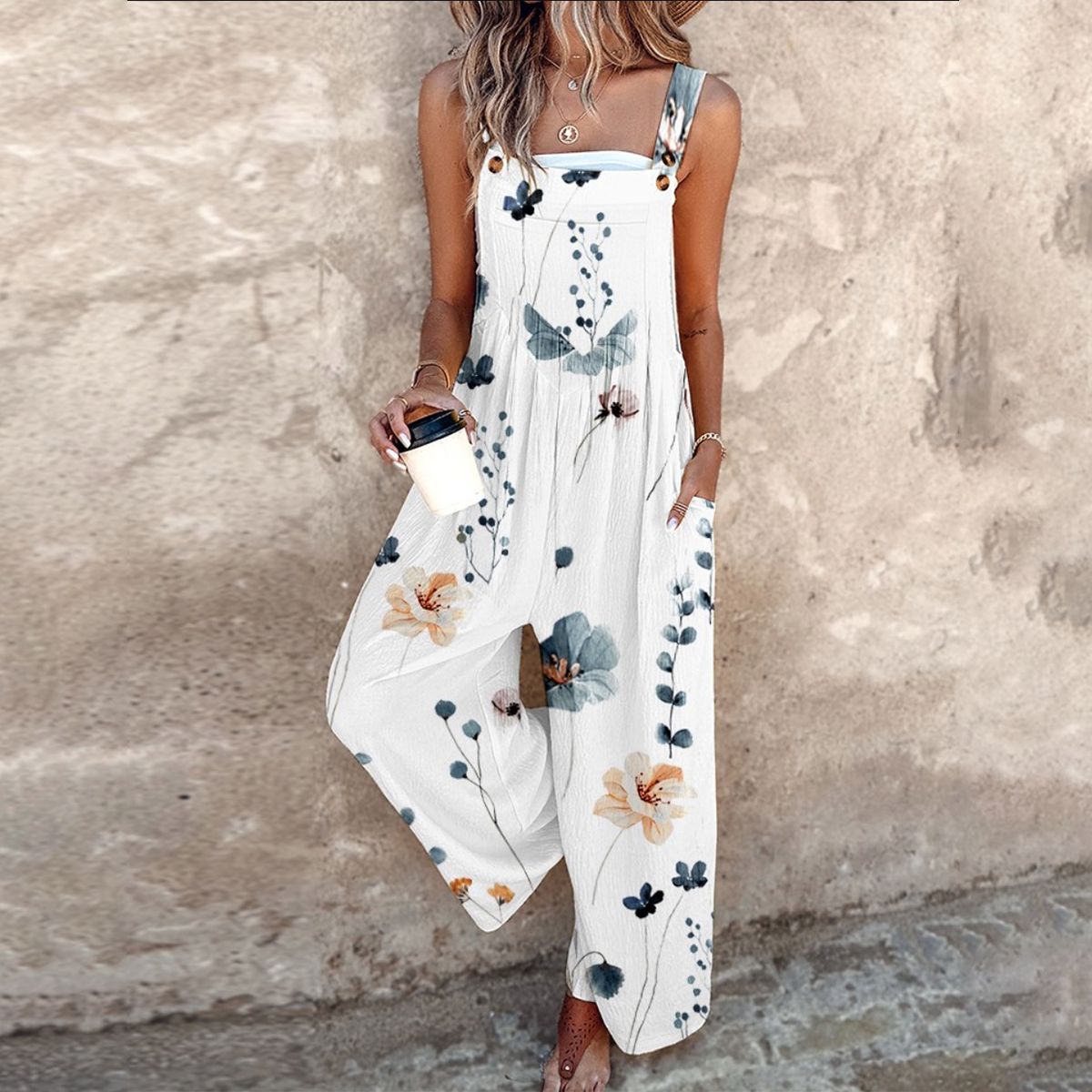 Yvette | Latzhose mit kontrastreichem Bohemian-Blumenmuster