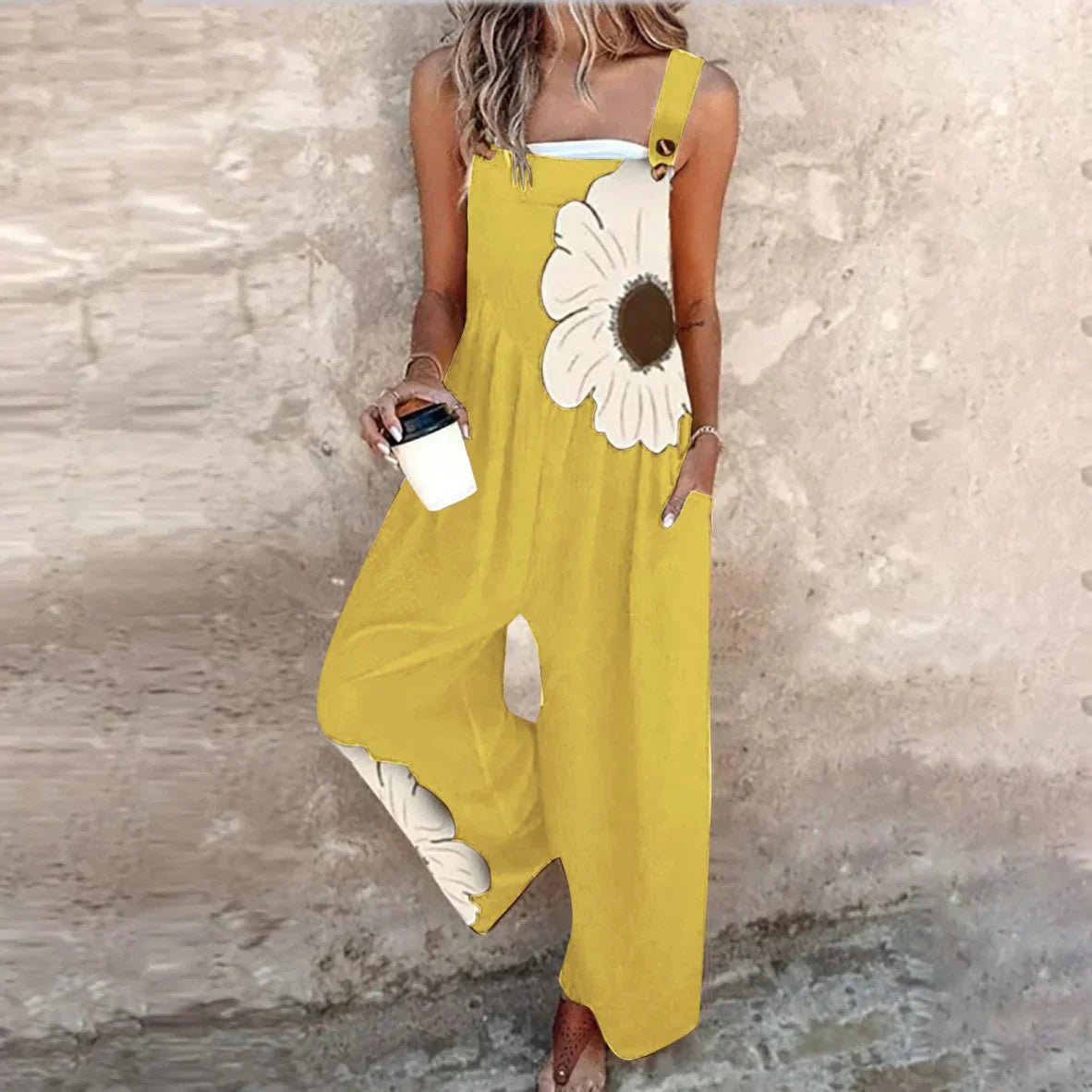 Yvette | Latzhose mit kontrastreichem Bohemian-Blumenmuster