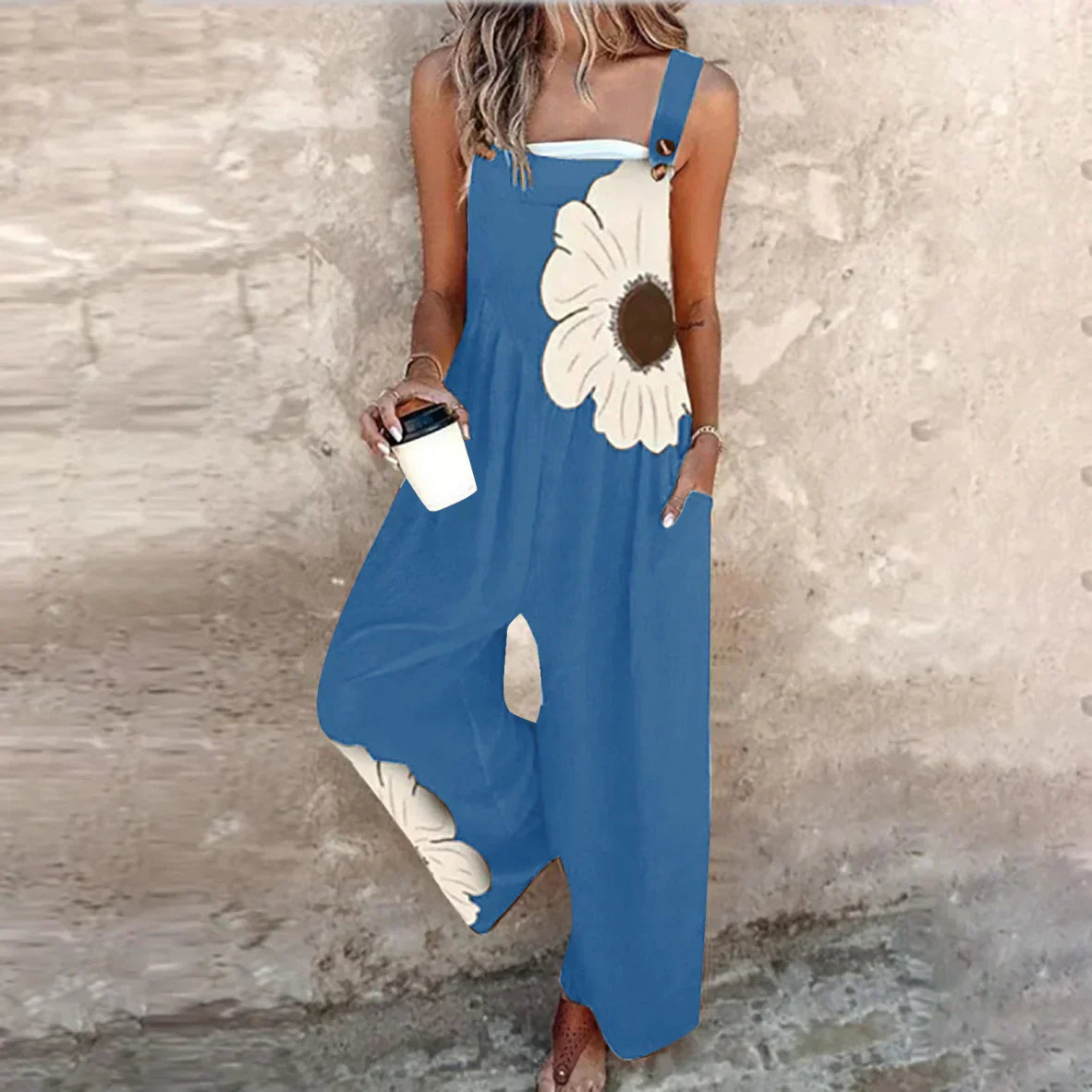 Yvette | Latzhose mit kontrastreichem Bohemian-Blumenmuster