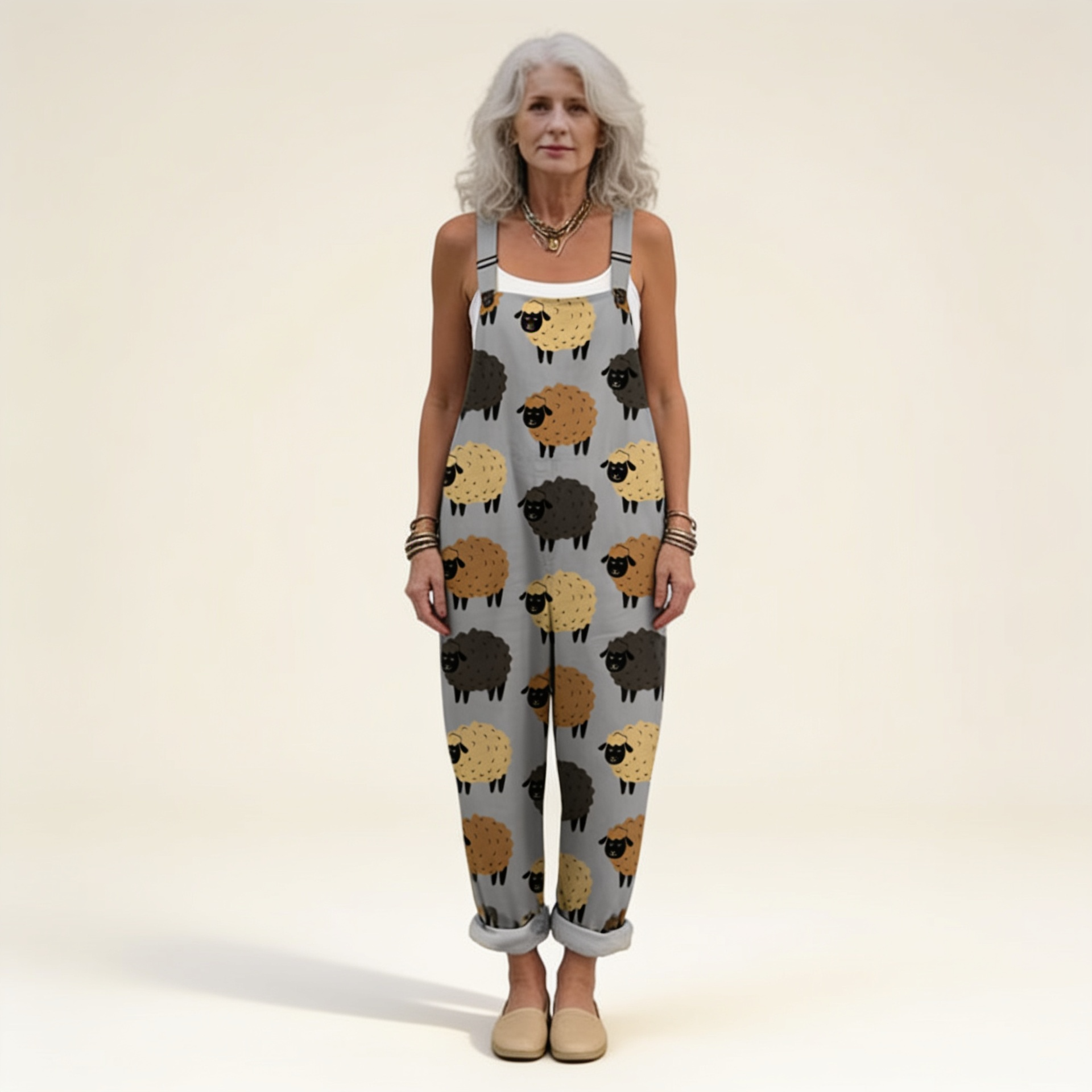 Yvette | Latzhose mit rustikalen Schafmotiven