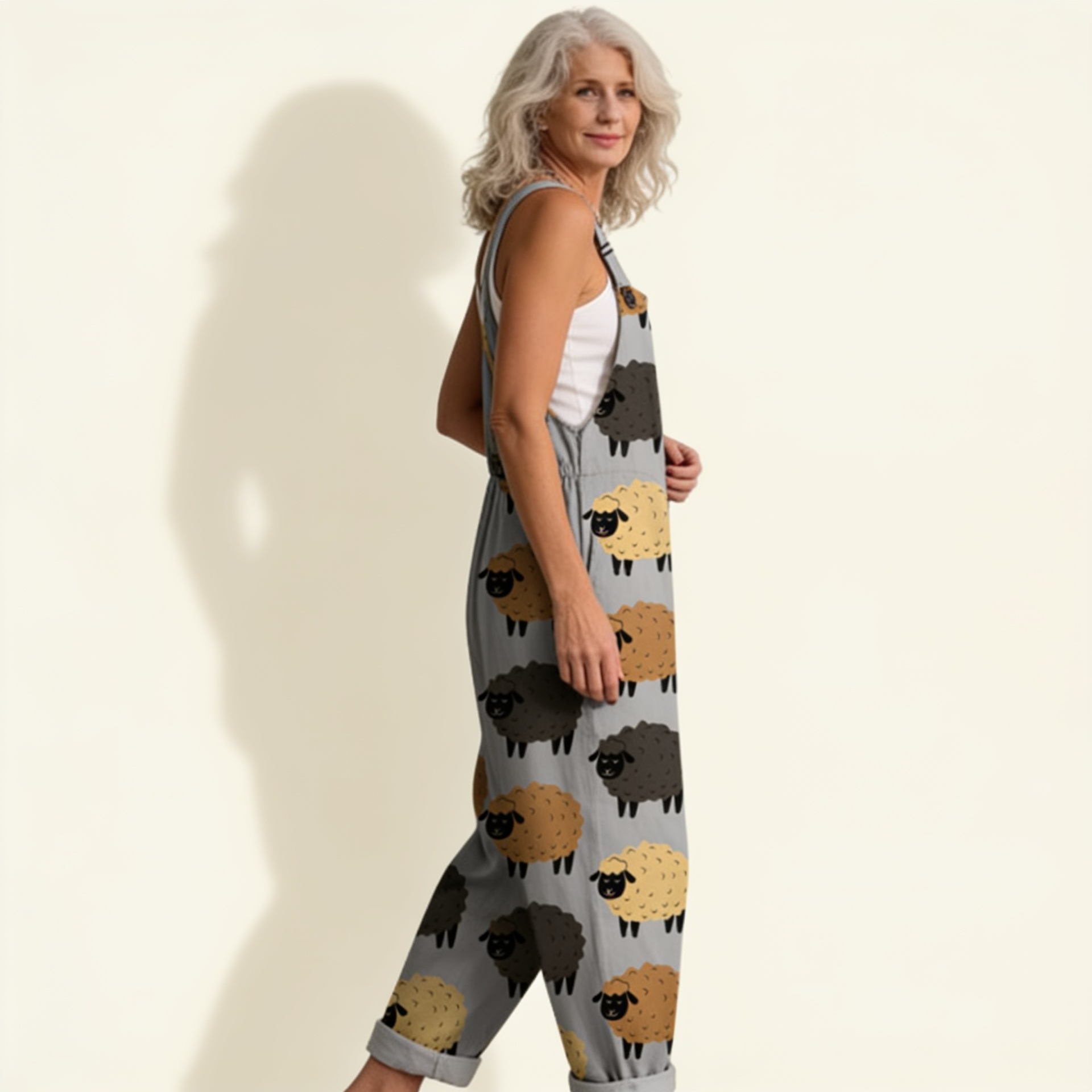 Yvette | Latzhose mit rustikalen Schafmotiven