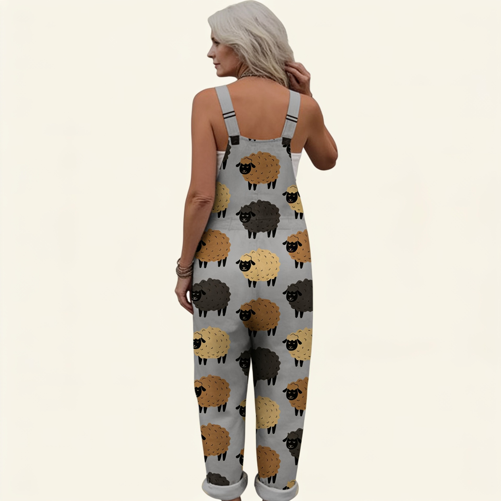 Yvette | Latzhose mit rustikalen Schafmotiven