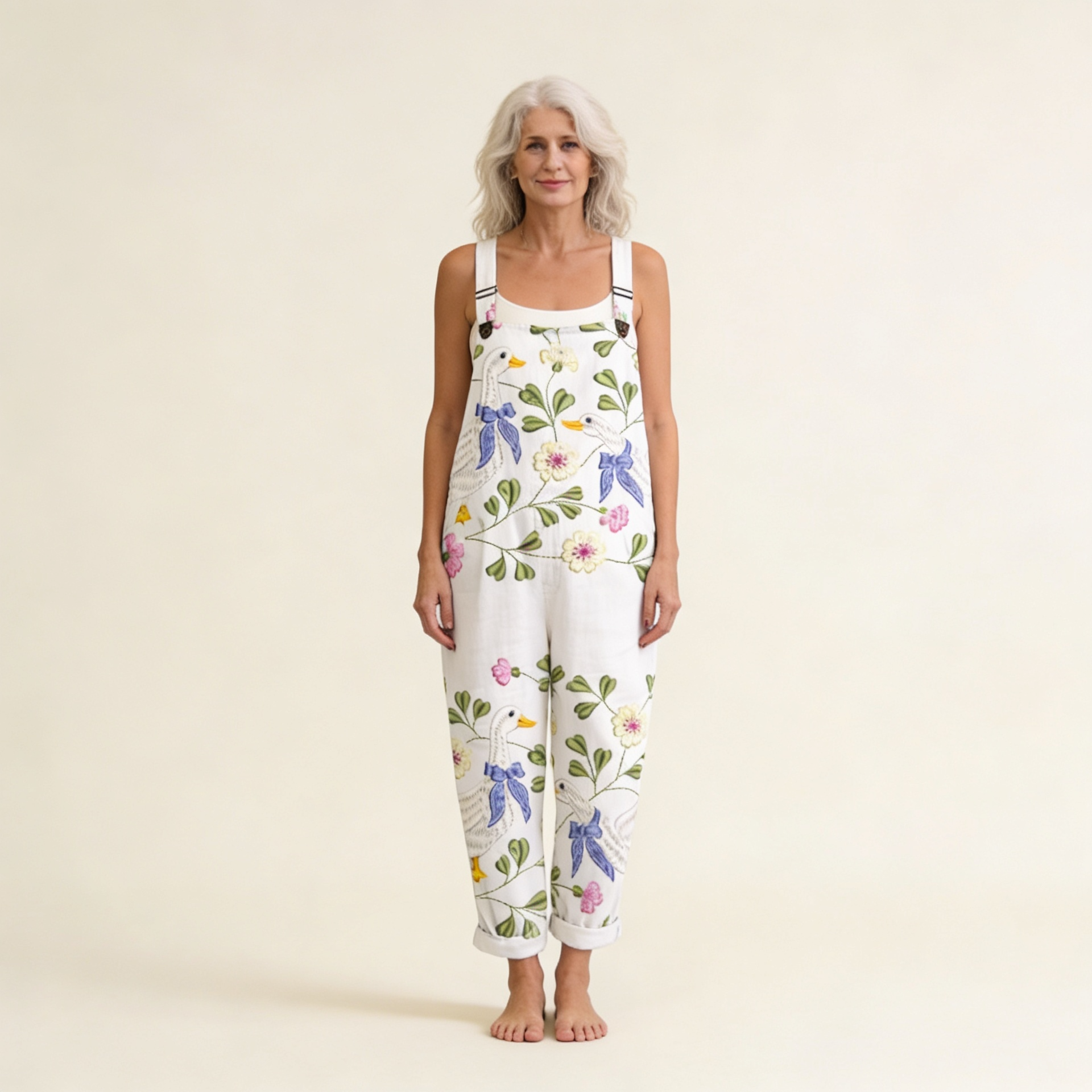 Zara | Latzhose mit zarten Blumen und Schwänen