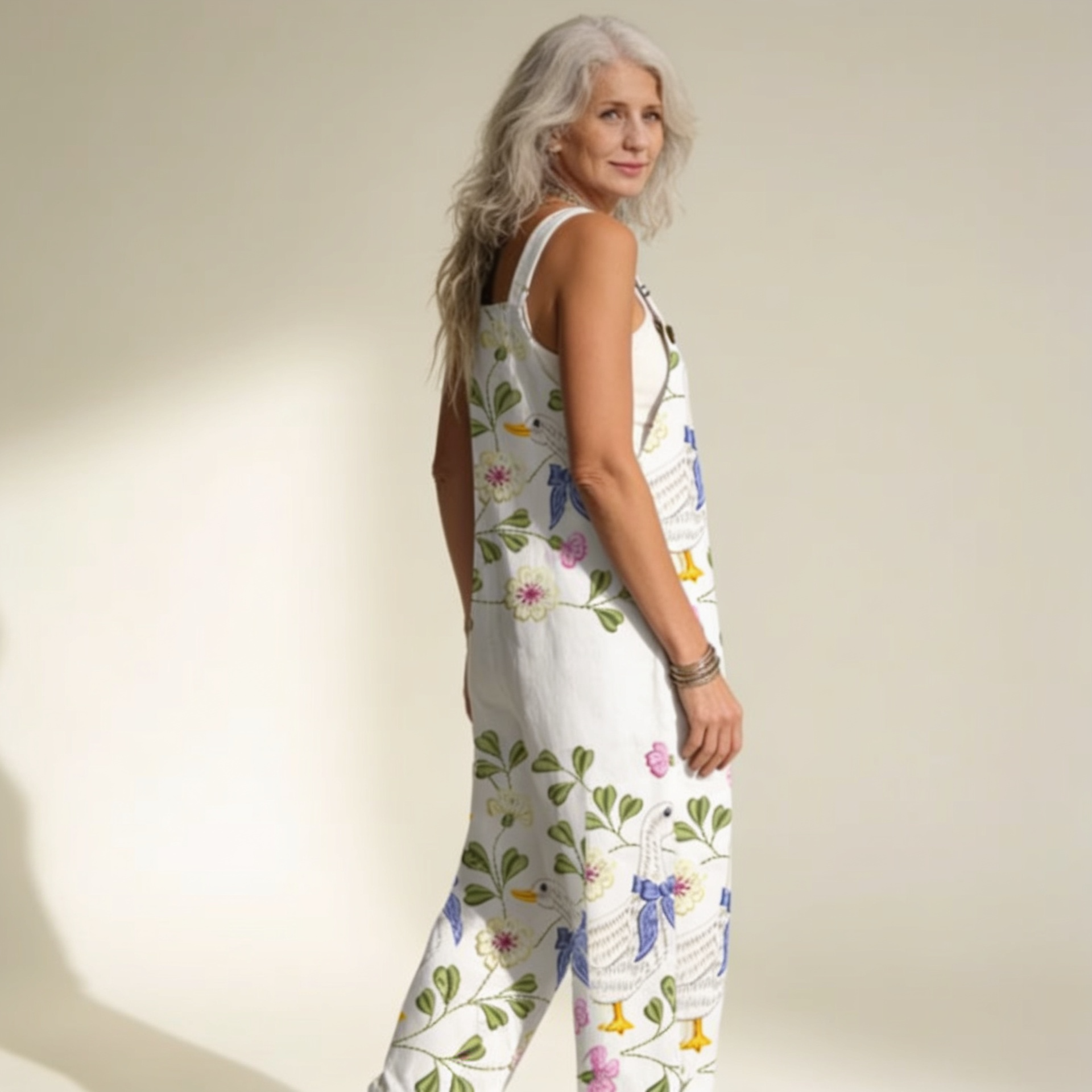 Zara | Latzhose mit zarten Blumen und Schwänen