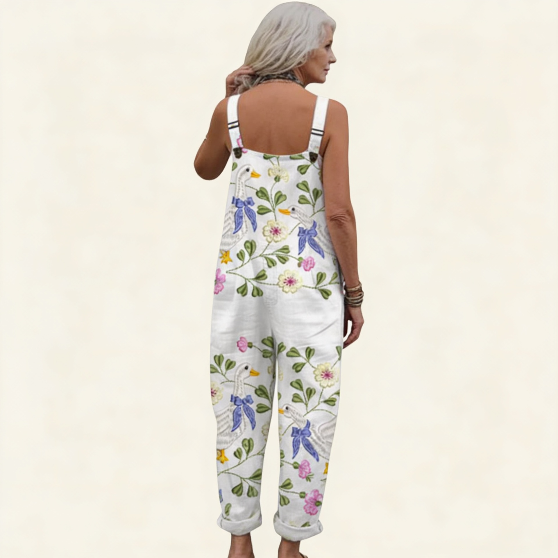 Zara | Latzhose mit zarten Blumen und Schwänen